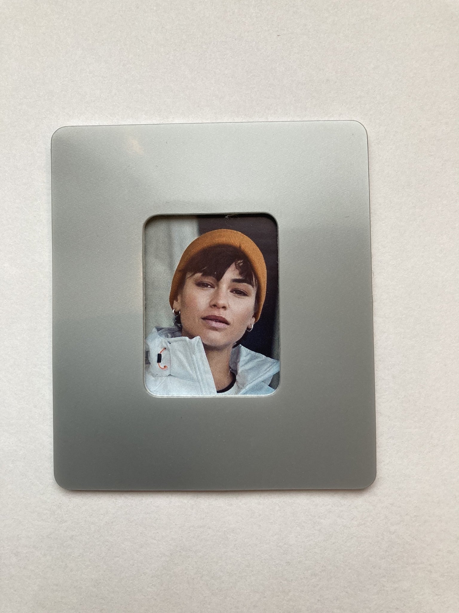 Herplakbare portretlijstje Grijs 4x3cm perfect voor gladde oppervlaktes picture pockets